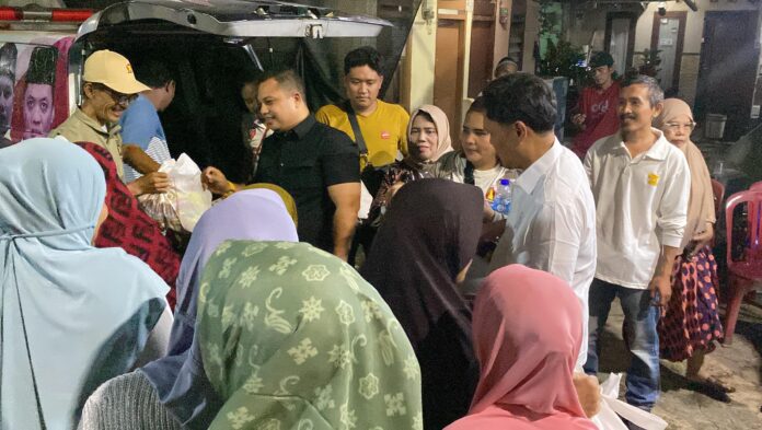 Ketua Komisi III DPR RI dari Partai Gerindra, Habiburokhman, melangkah menyusuri gang-gang sempit pemukiman warga Duren Sawit