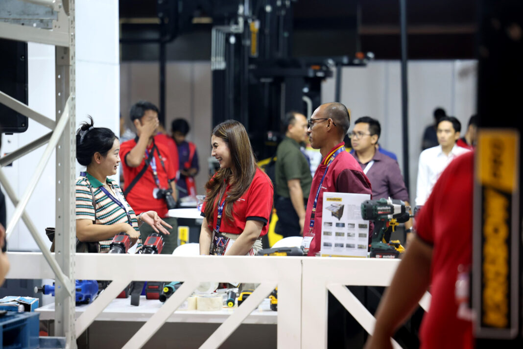 Pameran dagang industri otomotif INAPA 2025 digelar di Hall D JIExpo Kemayoran, Jakarta, Rabu (21/5). [astakom/Muhammad Syauqi Amrullah]