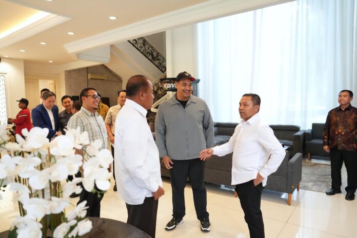 Menteri Pemuda dan Olahraga Republik Indonesia (Menpora RI) Dito Ariotedjo menerima audiensi Gubernur Riau Abdul Wahid bersama jajaran Pemerintah Daerah Riau di kediamannya, Denpasar Raya, Jakarta, Rabu (21/5). [astakom / Kemenpora]