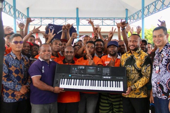 Bantuan Alat Musik DPR RI Komisi III Fraksi Partai Gerindra. [astakom]