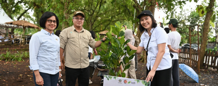 Wamen PPPA Veronica Tan menghadiri penandatanganan Perjanjian Kerja Sama (PKS) antara Kementerian Kehutanan Republik Indonesia dan Pemerintah Daerah Istimewa Yogyakarta (DIY) di Rest Area Sekargama, Jatiayu, Karangmojo, Gunung Kidul, Selasa (6/5). [astakom/ Dok. BIRO Humas dan Umum Kementerian PPPA]