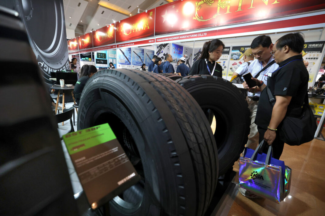 Pameran dagang industri otomotif INAPA 2025 digelar di Hall D JIExpo Kemayoran, Jakarta, Rabu (21/5). [astakom/Muhammad Syauqi Amrullah]