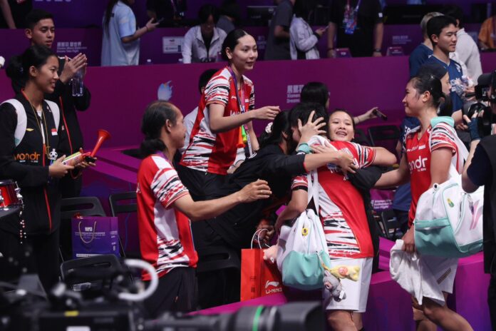 Ganda putri Amallia Cahaya Pratiwi/Siti Fadia Silva Ramadhanti mendapat dukungan dari tim bulu tangkis Indonesia setelah kalah pada partai kelima semifinal Piala Sudirman 2025. Tiwi/Fadia kalah dari pasangan Korea Baek Ha Na/Lee So Hee di Xiamen Fenghuang Gymnasium, Sabtu (3/5). (foto: PBSI)