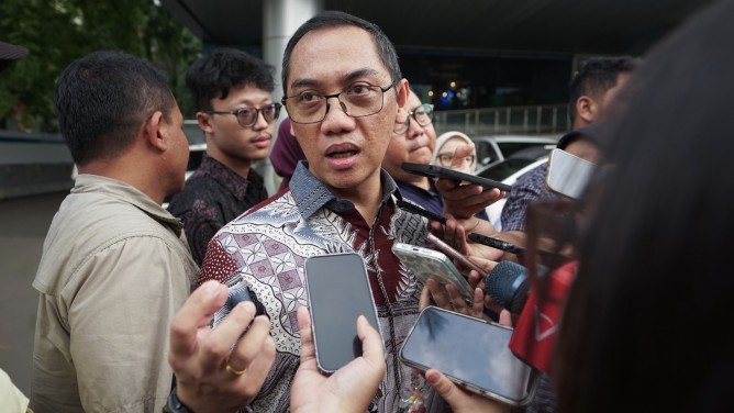 Alexander Sabar dalam keterangan pers di kantor Kementerian Komdigi, Jakarta Pusat, Rabu (21/5). [astakom / Komdigi]