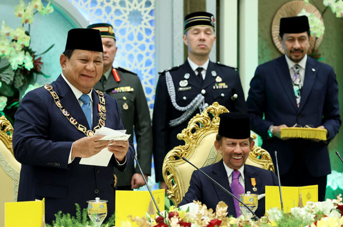 Presiden Prabowo Subianto menerima bintang kebesaran Kesultanan Brunei Darussalam di Bandar Seri Begawan, Brunei Darussalam, Rabu (14/5). [astakom/Tim Media Presiden]