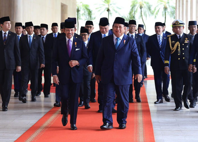 Presiden Prabowo Subianto tiba di Bandar Udara Internasional Brunei, Bandar Seri Begawan, Rabu (14/5). [Tim Media Presiden]