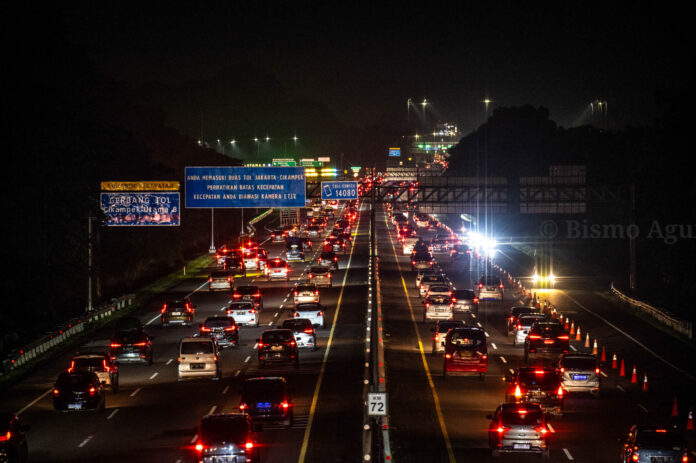 Foto udara kendaraan melintas di ruas Tol Cikopo-Palimanan, Indramayu, Jawa Barat, Jumat (28/3/2025). [astakom/ ANTARA]