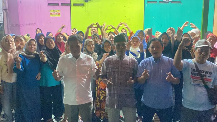 Suasana hangat dan penuh keakraban tercipta saat dua legislator Partai Gerindra, Habiburokhman dan Adnan Taufiq tiba di Pulogadung, Jakarta Timur, Kamis (8/5). [astakom]