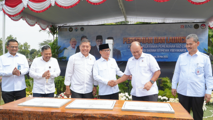 Kepala Badan Gizi Nasional, Dadan Hindayana bersama Kepala Staf Kepresidenan, AM Putranto dan Menteri Desa dan Pembangunan Daerah Tertinggal Republik Indonesia, Yandri Sutanto meresmikan 14 SPPG di Sleman, Yogyakarta, Selasa (20/5). [astakom / BGN]
