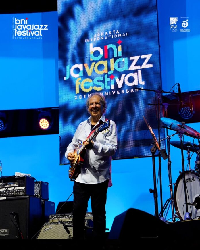 Legend returns Leeritenourofficial lit up Jakarta International BNI Java Jazz once again. [astakom / IG JavaJazzFest]