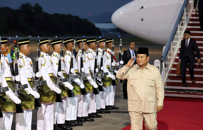 Presiden Prabowo Subianto tiba di Bandara Tentera Udara Diraja Malaysia, Subang, Selangor, Malaysia, Minggu (25/5). {Tim Media Presiden]