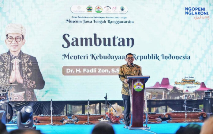Menbud Buka Pameran Kain Tradisional