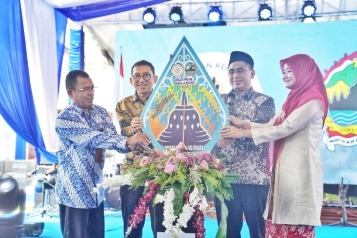 Menbud Buka Pameran Kain Tradisional