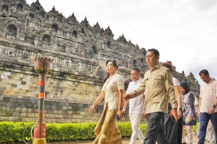 Menbud Fadli Zon di Borobudur