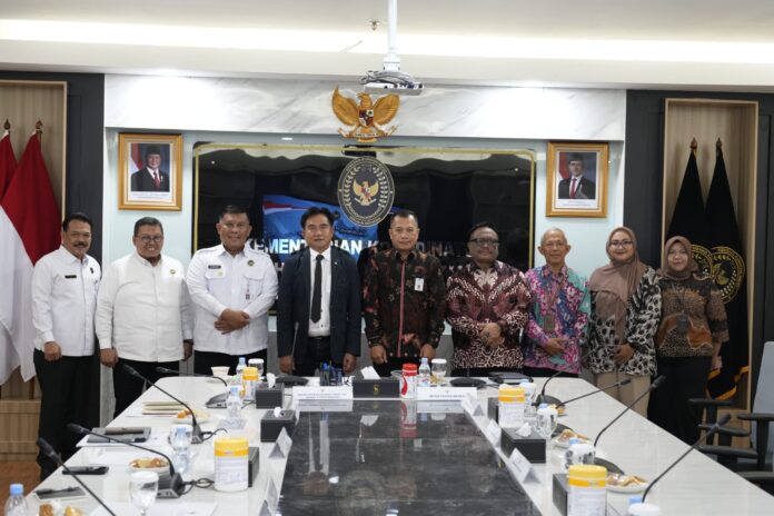 Menteri Koordinator Bidang Hukum, Hak Asasi Manusia, Imigrasi, dan Pemasyarakatan (Menko Kumham Imipas), Yusril Ihza Mahendra, menerima audiensi Panitia Seleksi, Jakarta (21/5). [astakom / Kumhan Imipas]