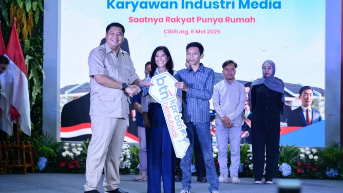 Menteri Perumahan Rakyat dan Menteri Komdigi Meutya Hafid dalam peluncuran Program Rumah Bersubsidi untuk Wartawan pada Selasa (6/5). [astakom/ Dok. Komdigi]