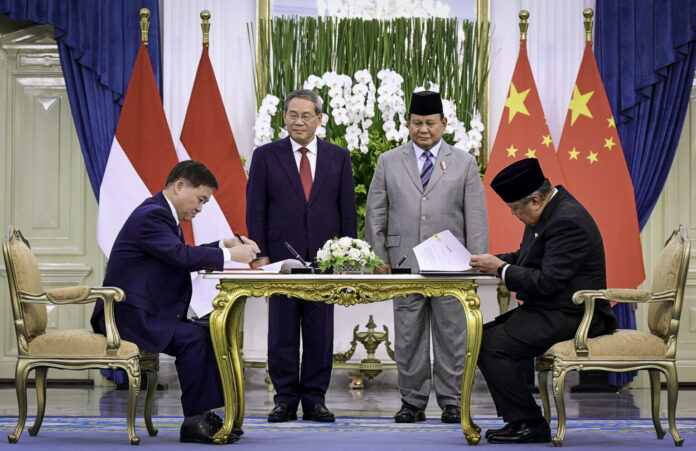 Presiden Republik Indonesia Prabowo Subianto dan Premier Republik Rakyat Tiongkok (RRT) Li Qiang menyaksikan penandatanganan 12 nota kesepahaman (MoU) strategis di Istana Merdeka, Jakarta, pada Minggu (25/5). [astakom / Setpres]