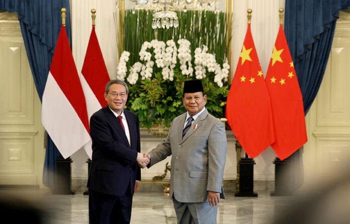 Presiden Prabowo Subianto menerima kunjungan PM China Li Qiang di Istana Merdeka, Jakarta, Minggu (25/5). [Tim Media Presiden]