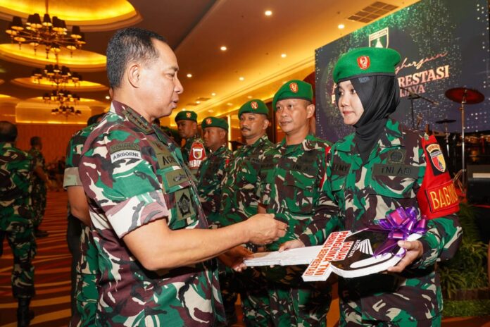 Panglima TNI Agus Subiyanto menyerahkan hadiah sepeda motor. [astakom]