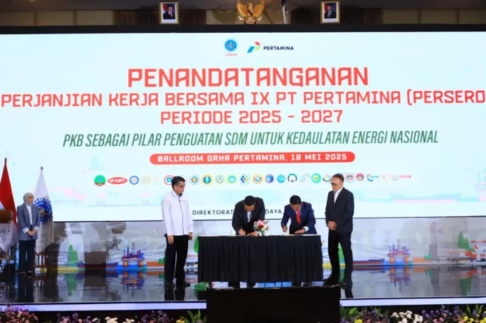 Penandatanganan perjanjian kerja sama Pertamina dan FSPPB berlangsung di Ballroom Grha Pertamina, Jakarta, Senin (19/5). [astakom / BUMN]
