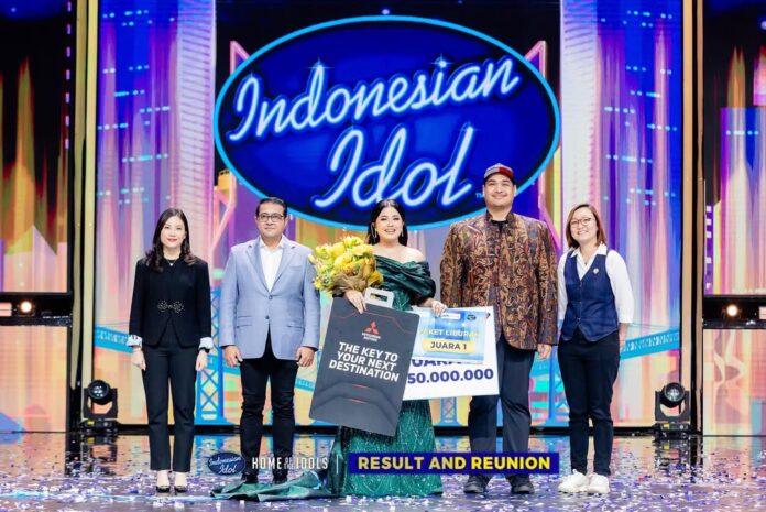 Penyerahan hadiah juara 1 Indonesian Idol XIII untuk @shabrina_leonita yang diserahkan oleh Bapak Teuku Riefky Harsya (Menteri Ekonomi Kreatif - Kepala Badan Ekonomi Kreatif Republik Indonesia). [astakom / IG Indonesian Idol]