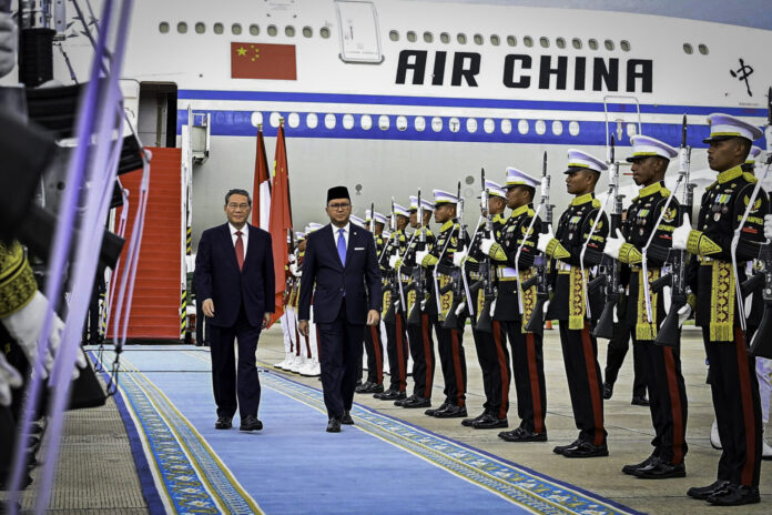 Perdana Menteri Republik Rakyat Tiongkok (RRT) Li Qiang tiba di Pangkalan TNI AU Halim Perdanakusuma, Jakarta, pada Sabtu (24/5). [astakom / Setpres]