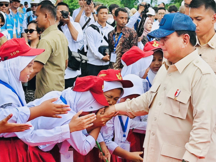 Prabowo Bersama Anak SD