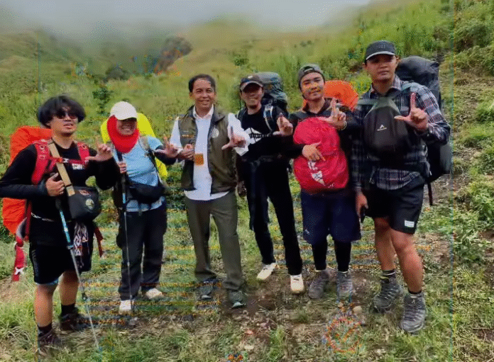 Menteri Kehutanan Raja Juli Antoni saat berada di jalur pendakian Rinjani. [astakom / IG Raja Juli Antoni]