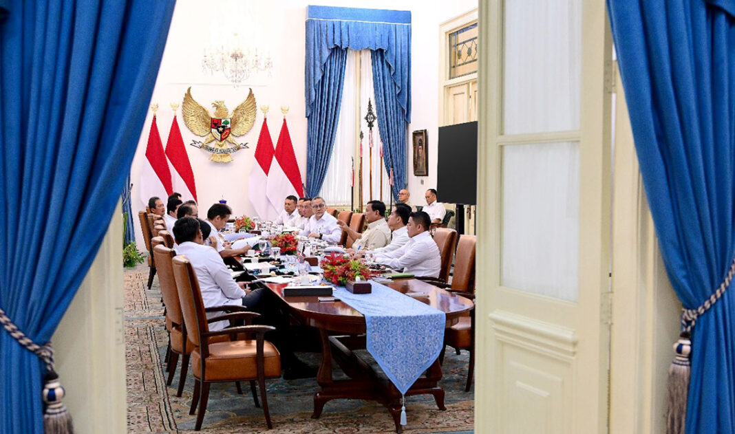 Presiden Prabowo Subianto memimpin rapat terbatas bersama sejumlah Menteri Kabinet Merah Putih di Istana Merdeka, Jakarta, Kamis, (8/5). [Tim Media Presiden/Aldoni R Rofsanjani]