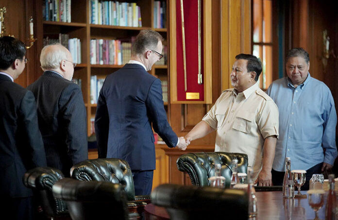 Presiden Prabowo Subianto menerima kunjungan Utusan Khusus Perdana Menteri Inggris, Prof. Sir Steve Smith, di Padepokan Garudayaksa, Hambalang, Bogor, Jumat (30/5). [Tim Media Presiden]