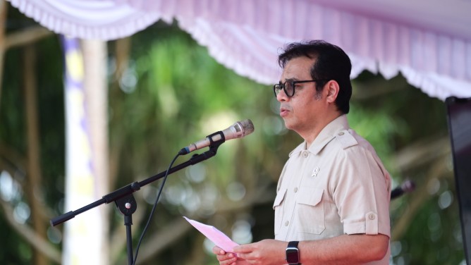 Wamenkomdigi Nezar Patria saat berkunjung ke Gedung Pos Angkatan Laut Posal Skouw Sae, Jayapura, Papua, Rabu (21/5). [astakom / Komdigi]