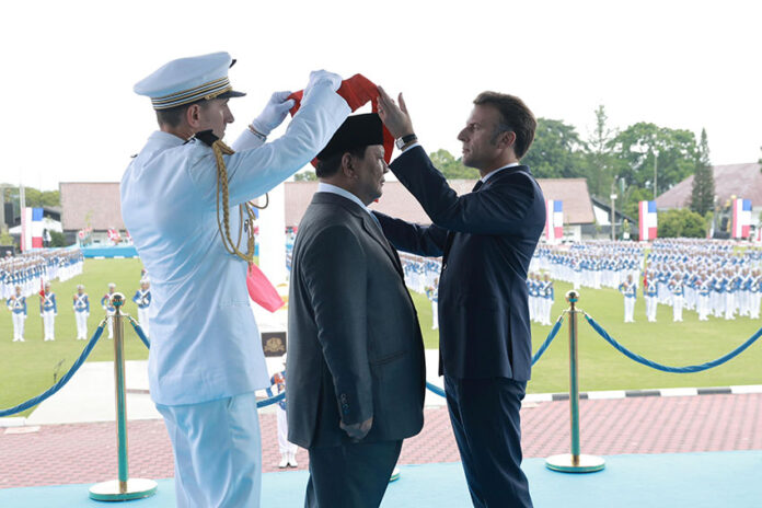 Presiden Prabowo menerima medali kehormatan Grand-croix de la LÃ©gion d'honneur dari Presiden Emmanuel Macron di Akmil, Magelang, Jawa Tengah, Kamis (29/5). [Tim Media Presiden]