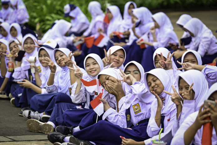 Masyarakat dari berbagai kalangan berkumpul menyambut kedatangan Premier Republik Rakyat Tiongkok (RRT), Li Qiang, di kawasan Monumen Nasional (Monas), Jakarta, Minggu (25/5). [astakom / Setpres]