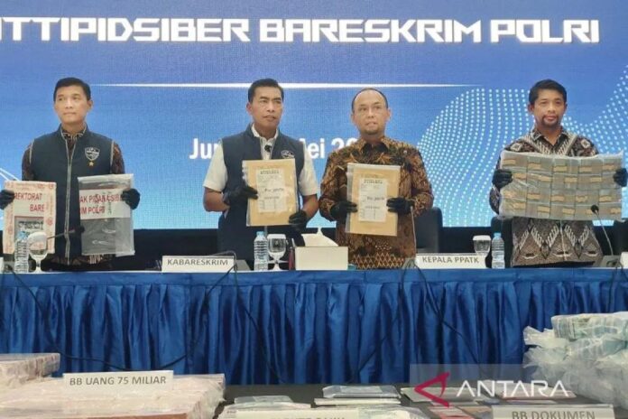 Direktur Tindak Pidana Siber (Dirtipidsiber) Bareskrim Polri Brigjen Pol. Himawan Bayu Aji (kiri), Kepala Bareskrim (Kabareskrim) Polri Komjen Pol. Wahyu Widada (kedua kiri), Kepala PPATK Ivan Yustiavandana (kedua kanan), dan Deputi Analisis dan Pemeriksaan PPATK Danang Tri Hartono (kanan) menunjukkan barang bukti dalam konferensi pers di Gedung Bareskrim Polri, Jakarta, Jumat (2/5). [astakom/ ANTARA]