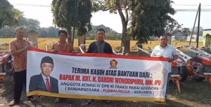 Anggota DPR RI Fraksi Gerindra, KRT Darori Wonodipuro Bantu Hand Traktor dan Pompa Air, Petani Probolinggo. [astakom]