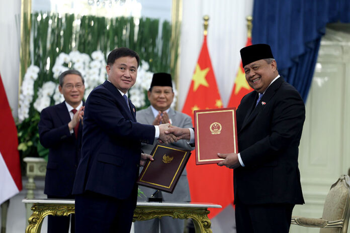 Presiden Prabowo Subianto dan PM China Li Qiang melakukan pertemuan bilateral di Istana Merdeka, Jakarta, Minggu (25/5). [Tim Media Presiden]
