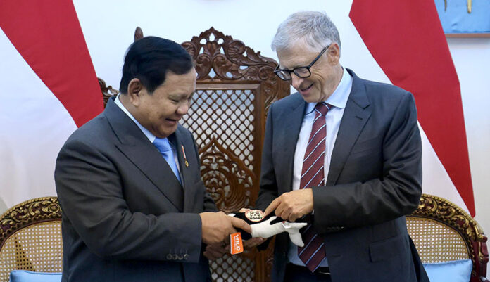 Presiden Prabowo Subianto dan Bill Gates, melihat Bobby Kertanegara, Istana Merdeka, Jakarta, Rabu (7/5). [Tim Media Presiden/M Maulana Nugraha Putra]