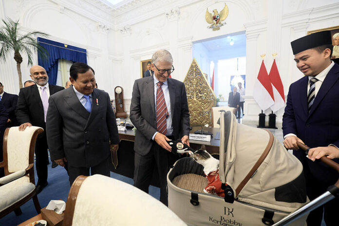 Presiden Prabowo Subianto dan Bill Gates, melihat Bobby Kertanegara, di Istana Merdeka, Jakarta, Rabu (7/5). [Tim Media Presiden/M Maulana Nugraha Putra]