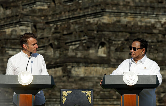 Presiden Prabowo Subianto mengajak Presiden Emmanuel Macron mengunjungi Candi Borobudur, di Kabupaten Magelang, Jawa Tengah, Kamis (29/5). [Tim Media Presiden]
