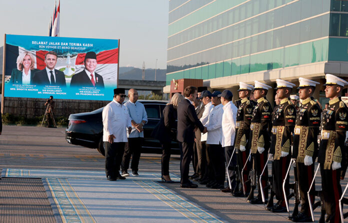 Presiden Prabowo Subianto mengantar langsung Presiden Emmanuel Macron ke Bandara Internasional Yogyakarta, di Kulon Progo, Yogyakarta, Kamis (29/5). [Tim Media Presiden]