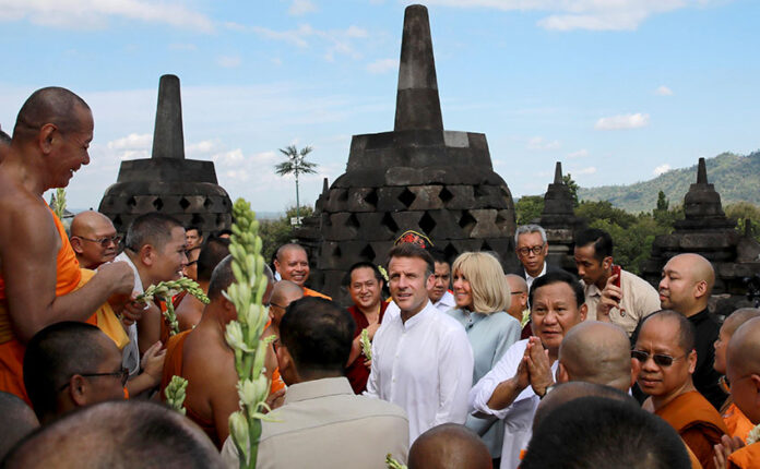 Presiden Prabowo Subianto mengajak Presiden Emmanuel Macron mengunjungi Candi Borobudur, di Kabupaten Magelang, Jawa Tengah, Kamis (29/5). [Tim Media Presiden]