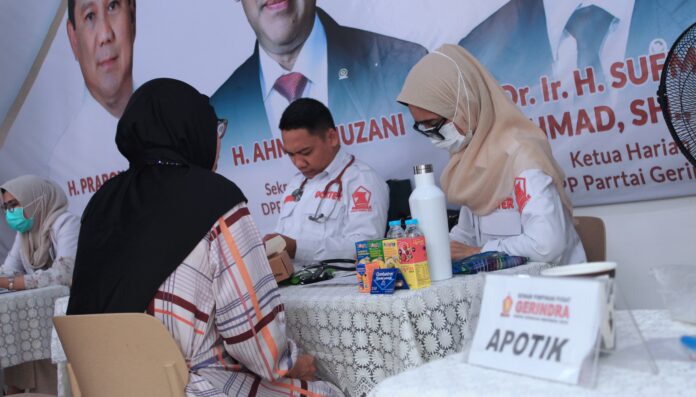 Warga secara bergiliran melakukan pemeriksaan