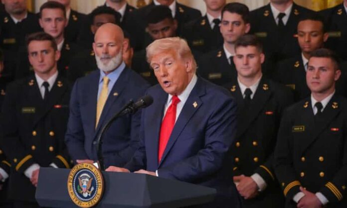 Momen Donald Trump dalam pidato rangka menyambut taruna akademi angkatan laut AS di Gedung Putih pada bulan April. [astakom/ Theguardian]