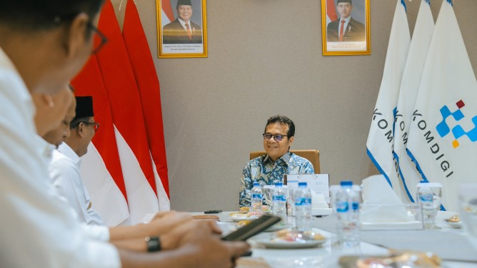 Wamenkomdigi Nezar Patria saat menerima Audiensi Bupati Maluku Tengah di Ruang Rapat Kantor Komdigi, Jakarta, Selasa (6/5). [astakom/ Ahmad Tri Hawaari/Komdigi