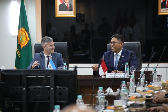 Pertemuan Bilateral Wamen Pertanian Sudaryono dengan Wamen Pertanian Argentina Agustin Tejeda Rodriguez di Kantor Kementan Jakarta, Rabu (14/5). [astakom]