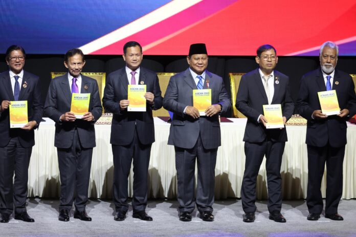 Presiden Republik Indonesia, Prabowo Subianto bersama para kepala negara dan pemerintahan ASEAN menandatangani Deklarasi Kuala Lumpur. [astakom]