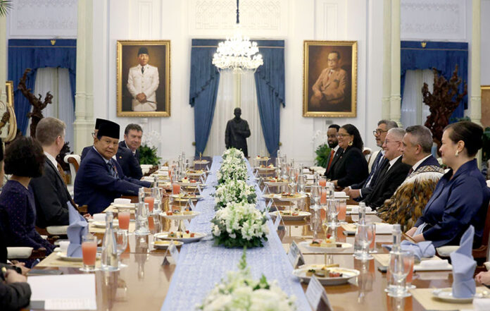 Presiden Prabowo menerima delapan Duta Besar, di Istana Merdeka, Jakarta (6/5). [Tim Media Presiden]