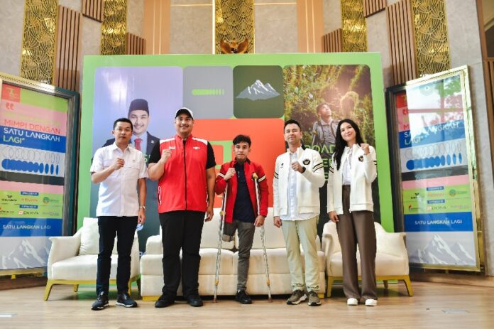 Menteri Pemuda dan Olahraga Republik Indonesia (Menpora RI) Dito Ariotedjo mendukung langkah anak muda disabilitas Anggi Wahyuda yang akan mewujudkan impian besarnya untuk mencapai Everest Base Camp, Nepal dengan gerakan “Satu Langkah Lagi