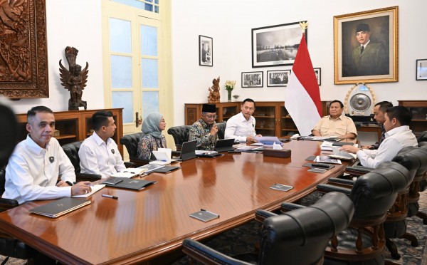 Suasana rapat terbatas di istana negara dengan Presiden Prabowo di Istana. [astakom/ kementerian PU]