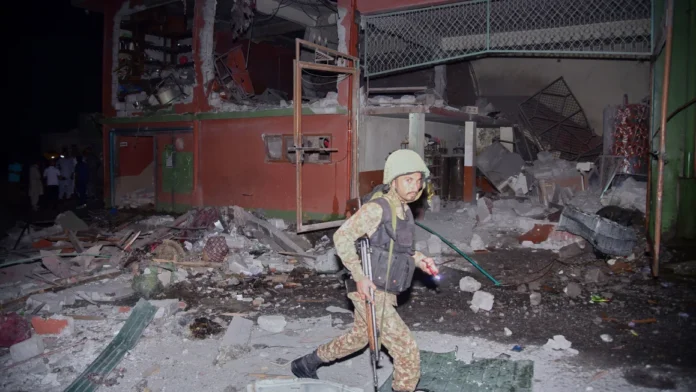 Seorang tentara memeriksa sebuah bangunan yang rusak akibat serangan rudal India di dekat Muzaffarabad, Kashmir yang dikelola Pakistan, pada (7/5). [astakom/ MD Mughal/AP]